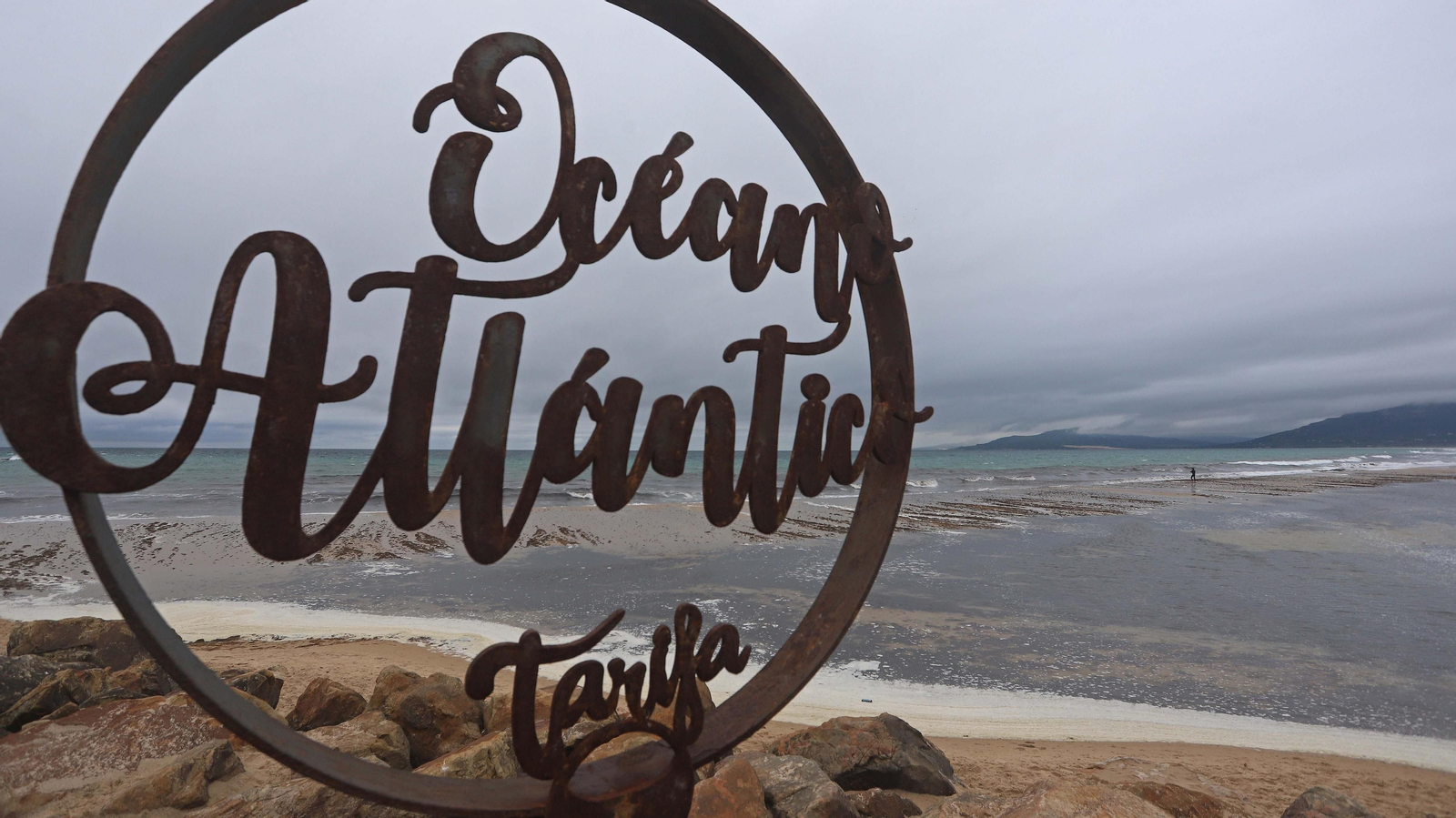 Fotos de la marea alta en la playa de Los Lances