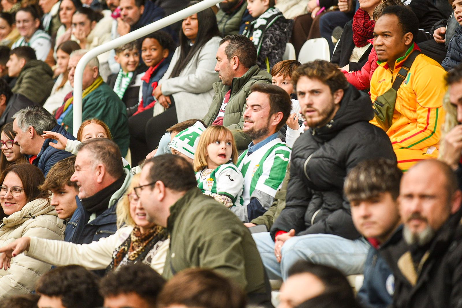 El Córdoba CF se deja querer por su afición en el Día de Año Nuevo: las fotos del entrenamiento de puertas abiertas