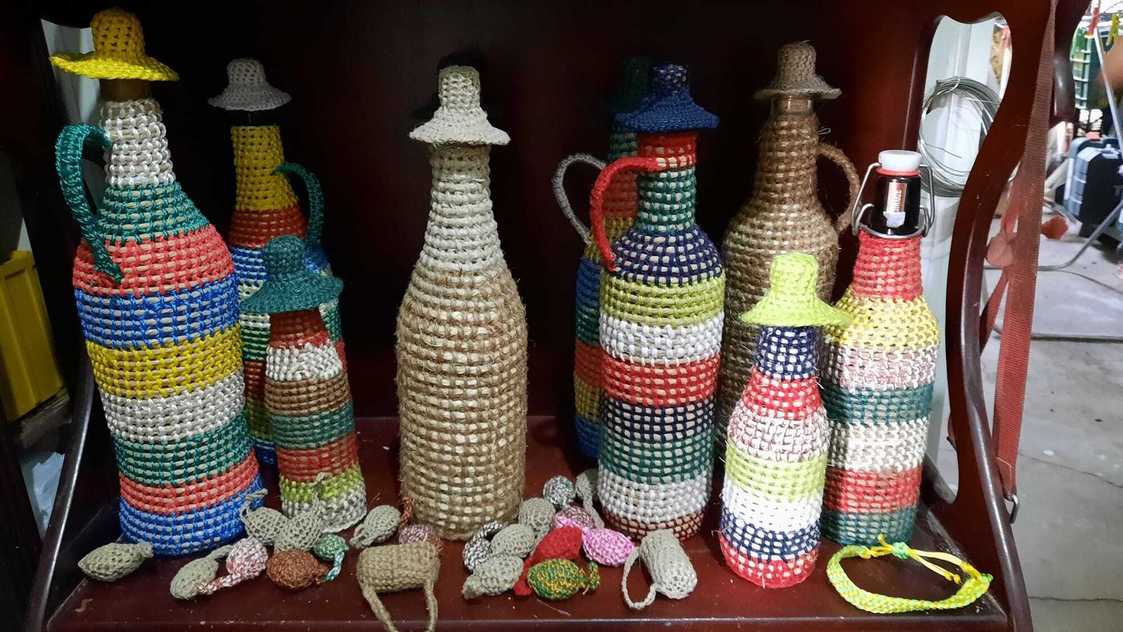 Botellas y almendras forradas.