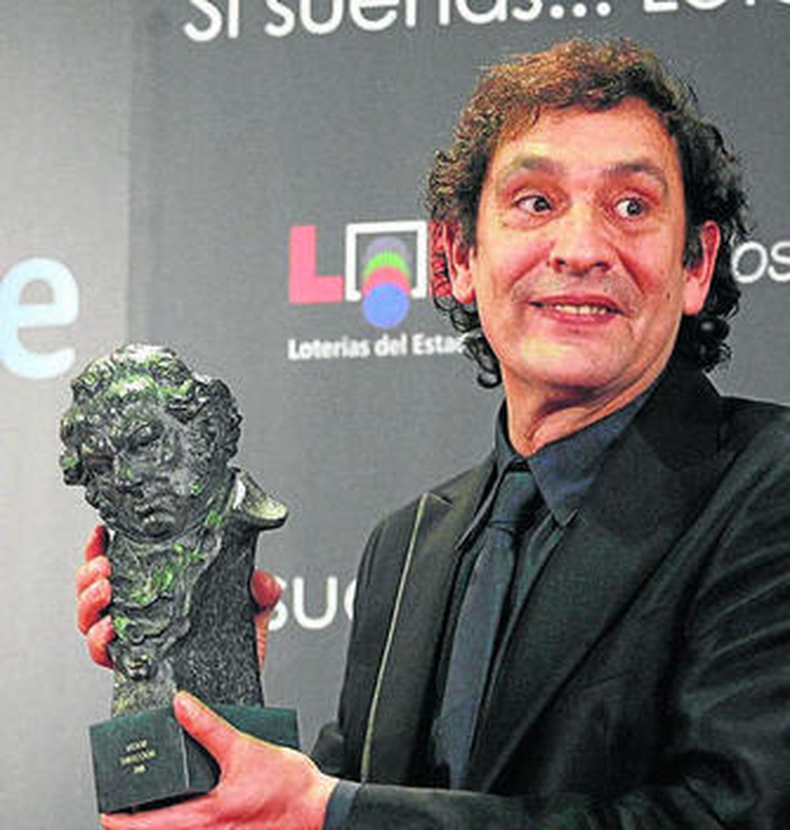 El director Agustí Villaronga, tras recibir el Goya, en febrero.