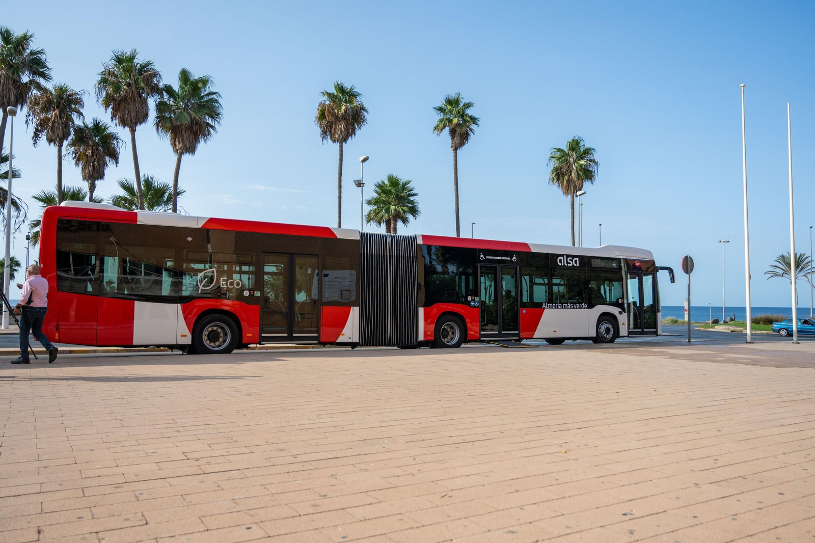 Autobús articullado a la altura del Auditorio.