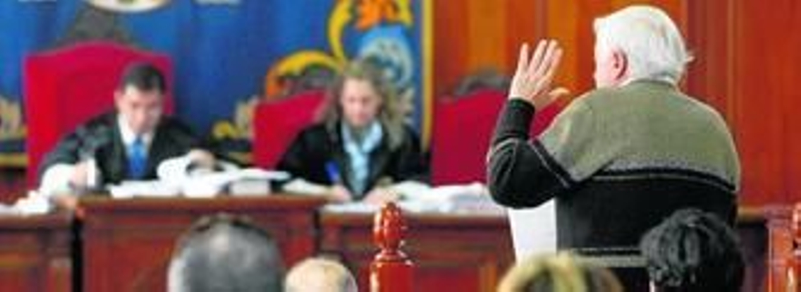 Joaquín Pallí, de espaldas, durante un juicio celebrado el pasado 14 de enero en la Audiencia Provincial.