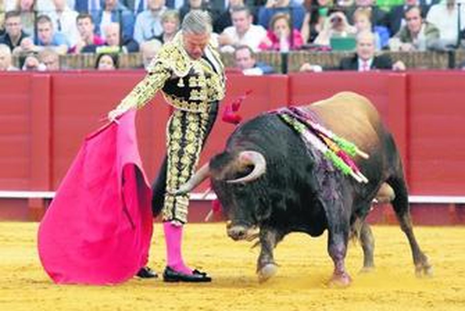 Juan Antonio Ruiz 'Espartaco', en un derechazo a su primer enemigo, al que le cortó una oreja.