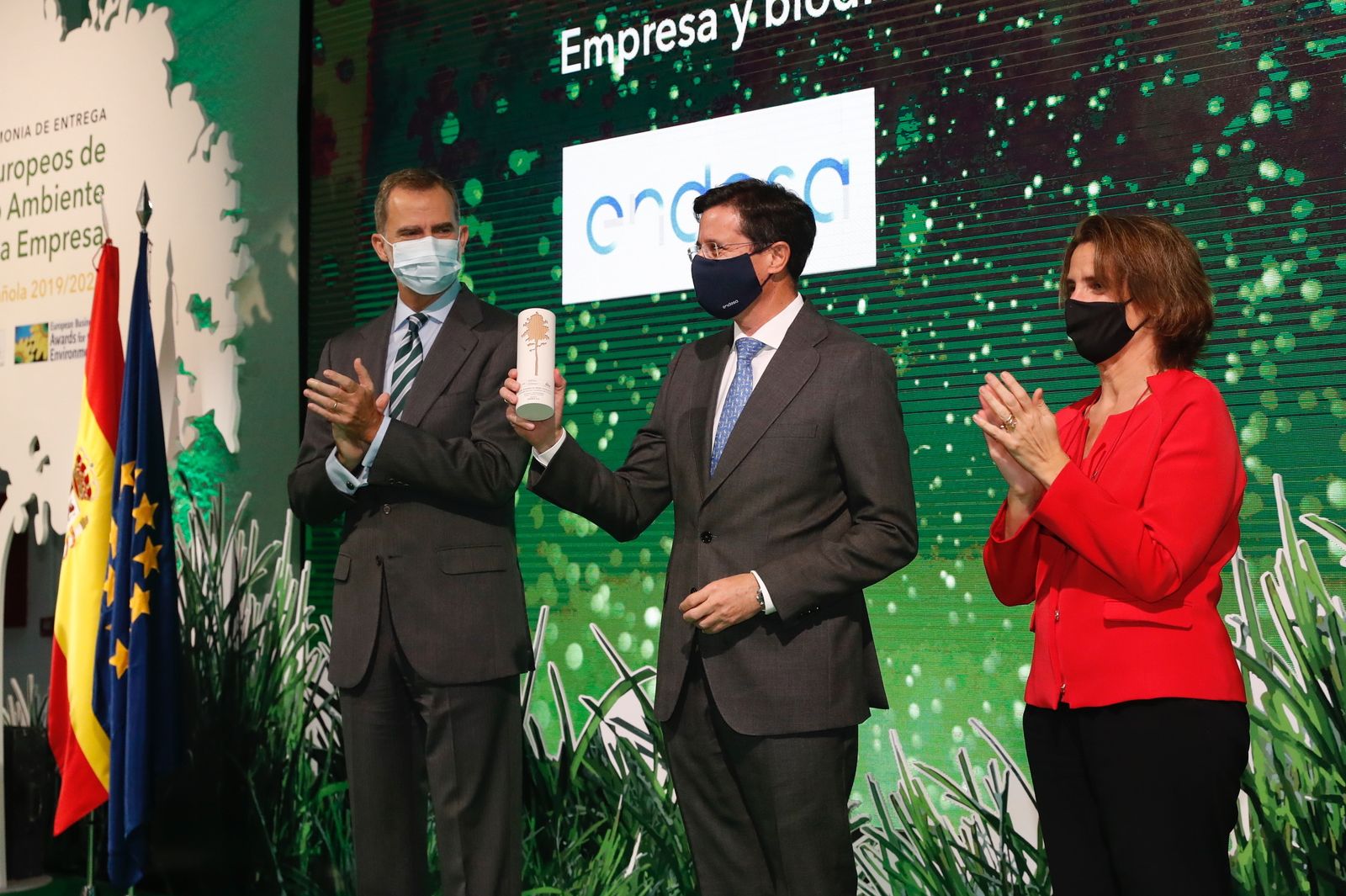 Un responsable de Endesa recoge el premio entregado por el Rey y la ministra de Medio Ambiente.