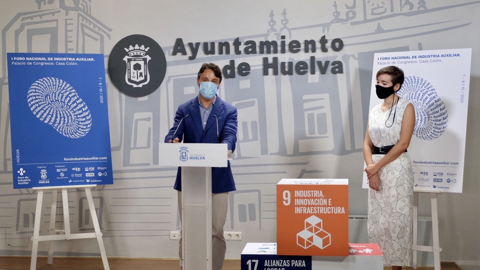 El concejal junto con la autora del cartel anunciador del Foro.