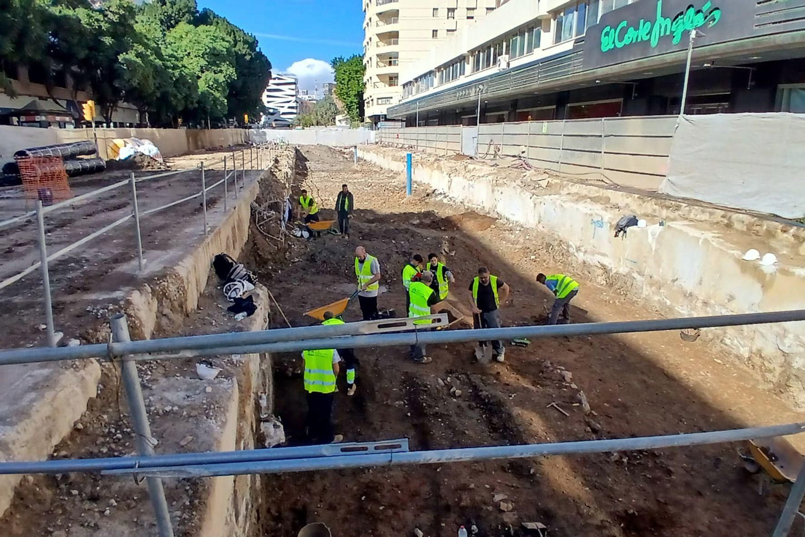 Arqueólogos trabajan sobre los hallazgos en las obras del Metro.