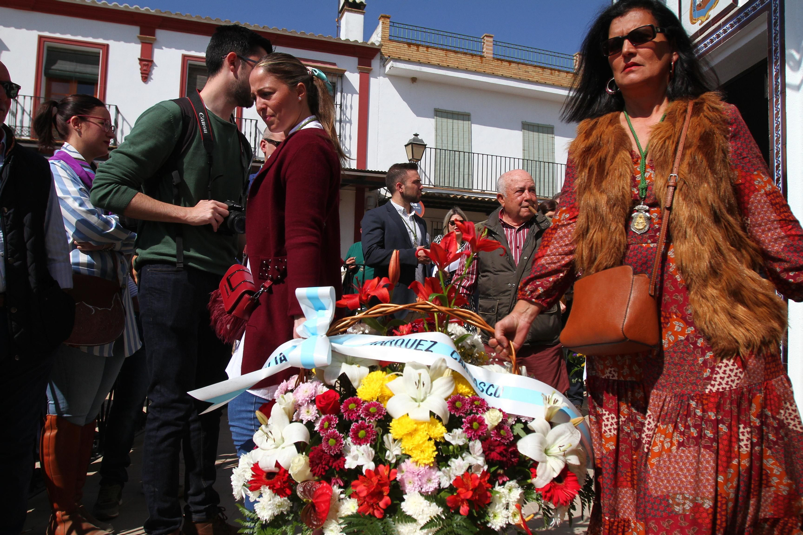La Hermandad de Huelva se presenta ante la Virgen del Rocío en su peregrinación a la aldea almonteña