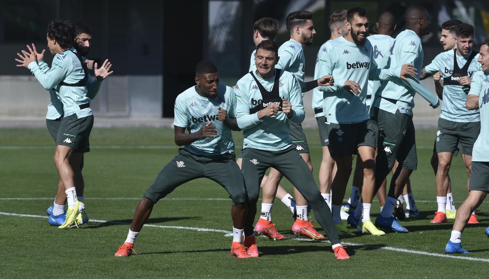 Emerson choca con Joaquín en un entrenamiento del Betis.