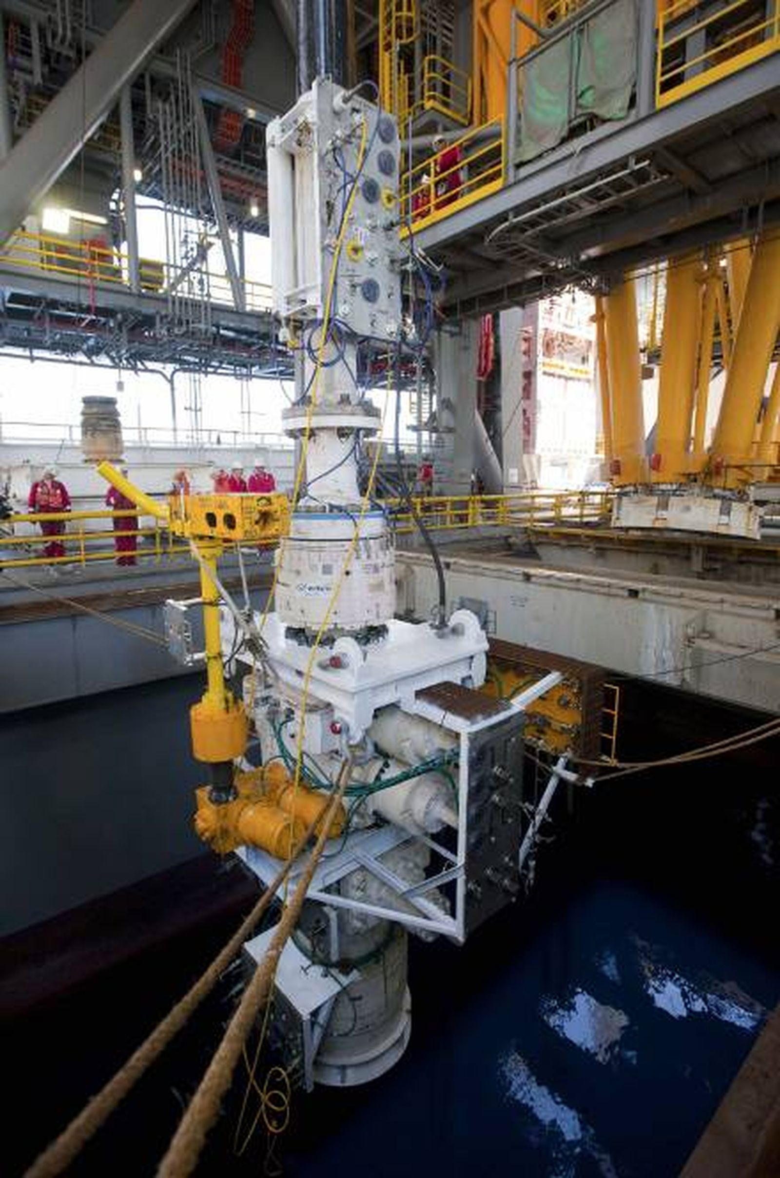 BP asegura que su campana ha cortado el flujo de crudo al Golfo de México