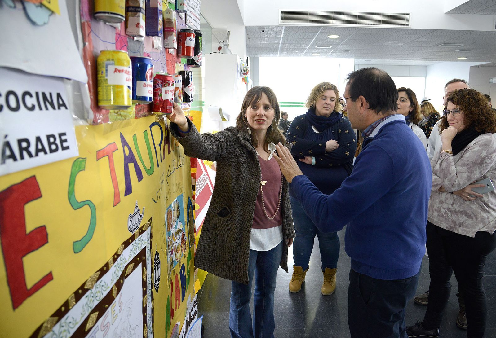 La teniente de alcaldesa Laura Álvarez, en la inauguración de la exposición de los alumnos del Federico García Lorca.