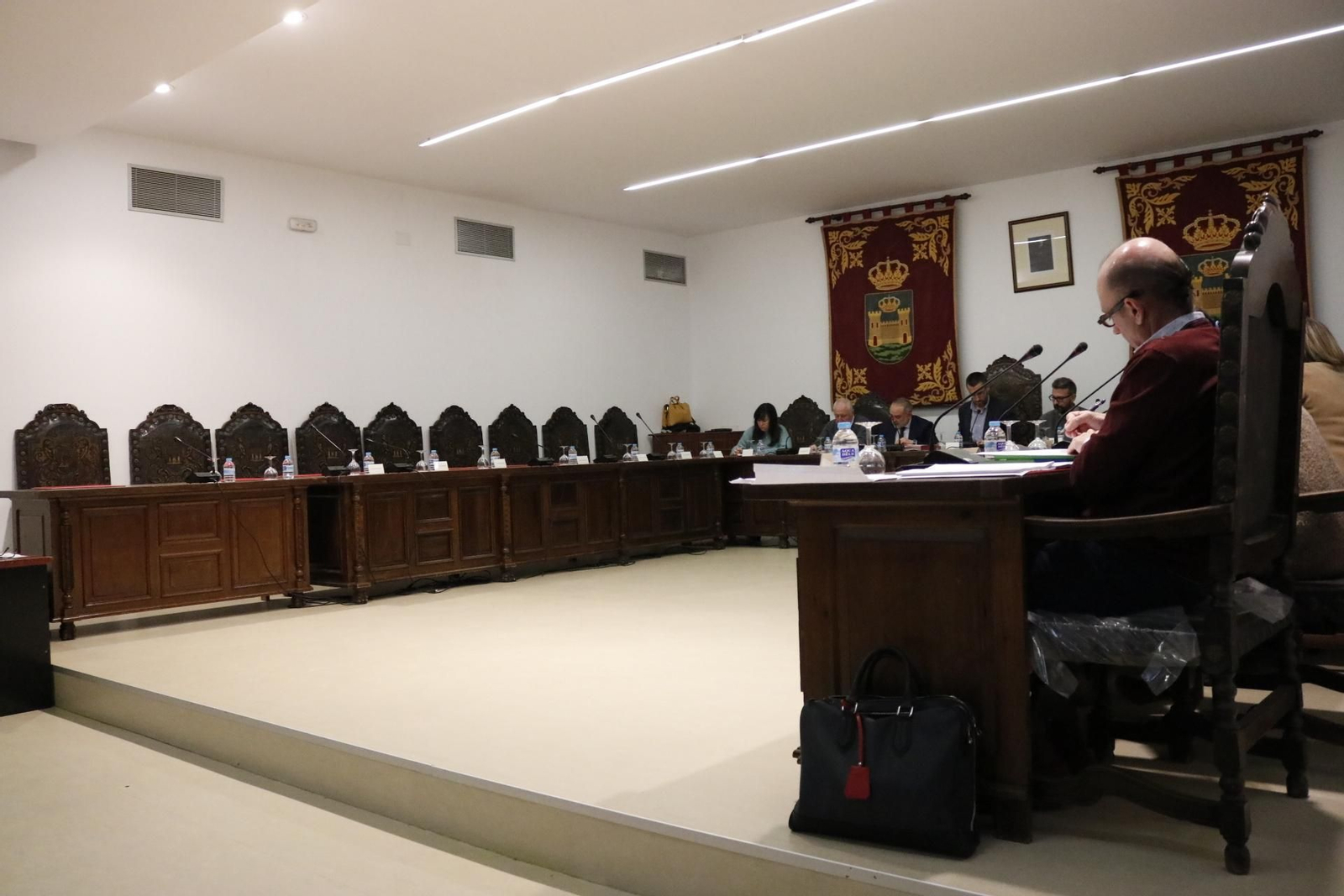 La bancada del PSOE, vacía durante la celebración del Pleno