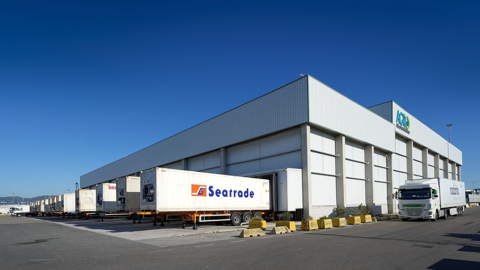 Nave reefer de Agromerchants, que actualmente posee y opera más de 7,7 millones de metros cúbicos de espacio de distribución y almacenamiento en el mundo.