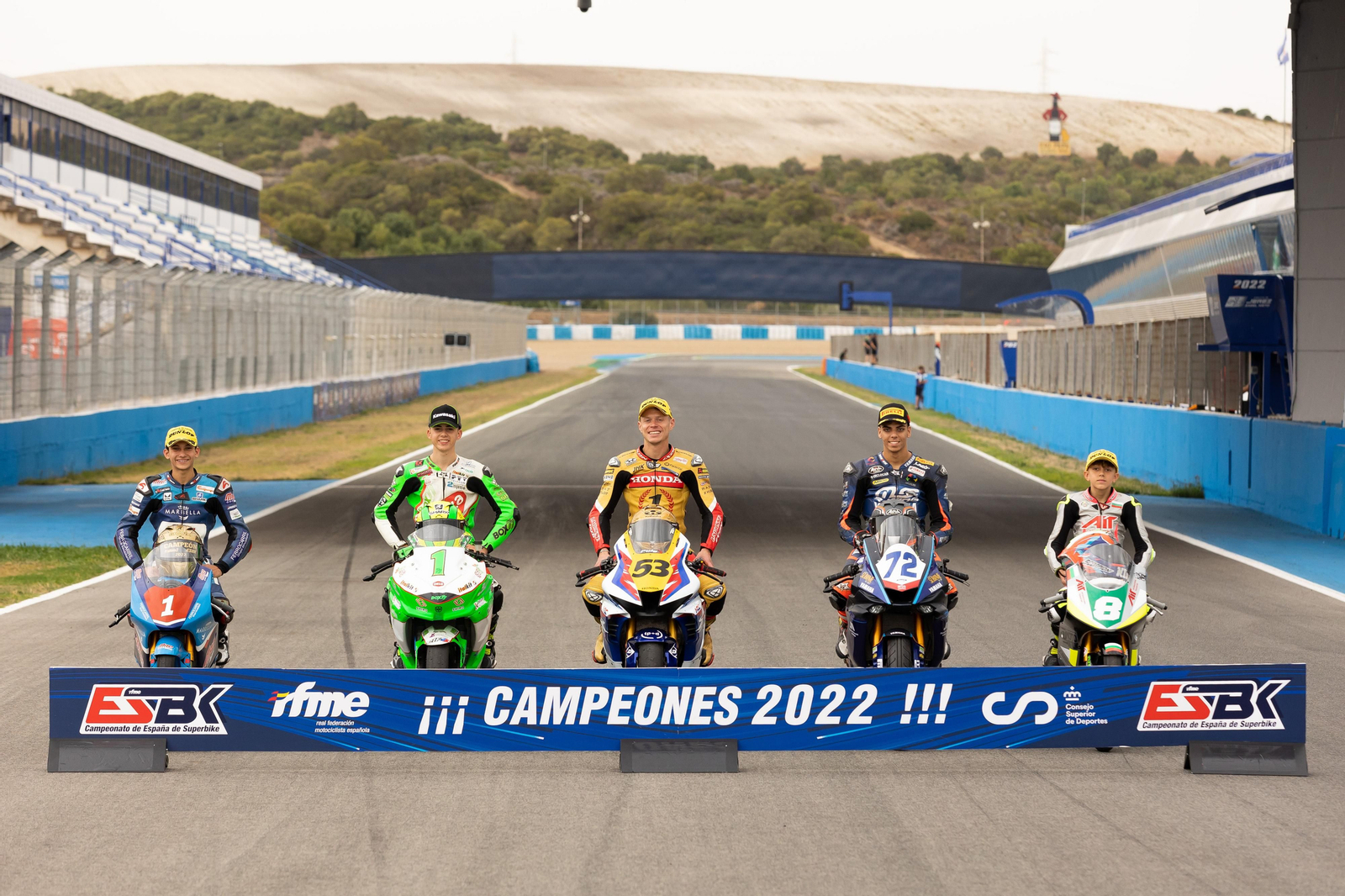 Pepe Osuna celebra el campeonato de España con el Deza-Box 77 Racing Team.