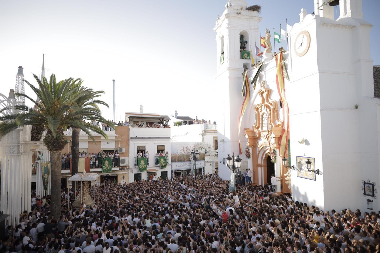 La Virgen del Rocío regresa a la iglesia tras 13 horas de procesión, en imágenes