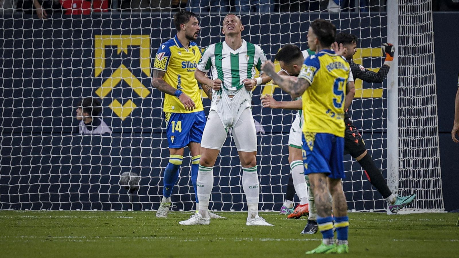 Búscate entre las imágenes del partido de fútbol entre Cádiz CF y Córdoba CF