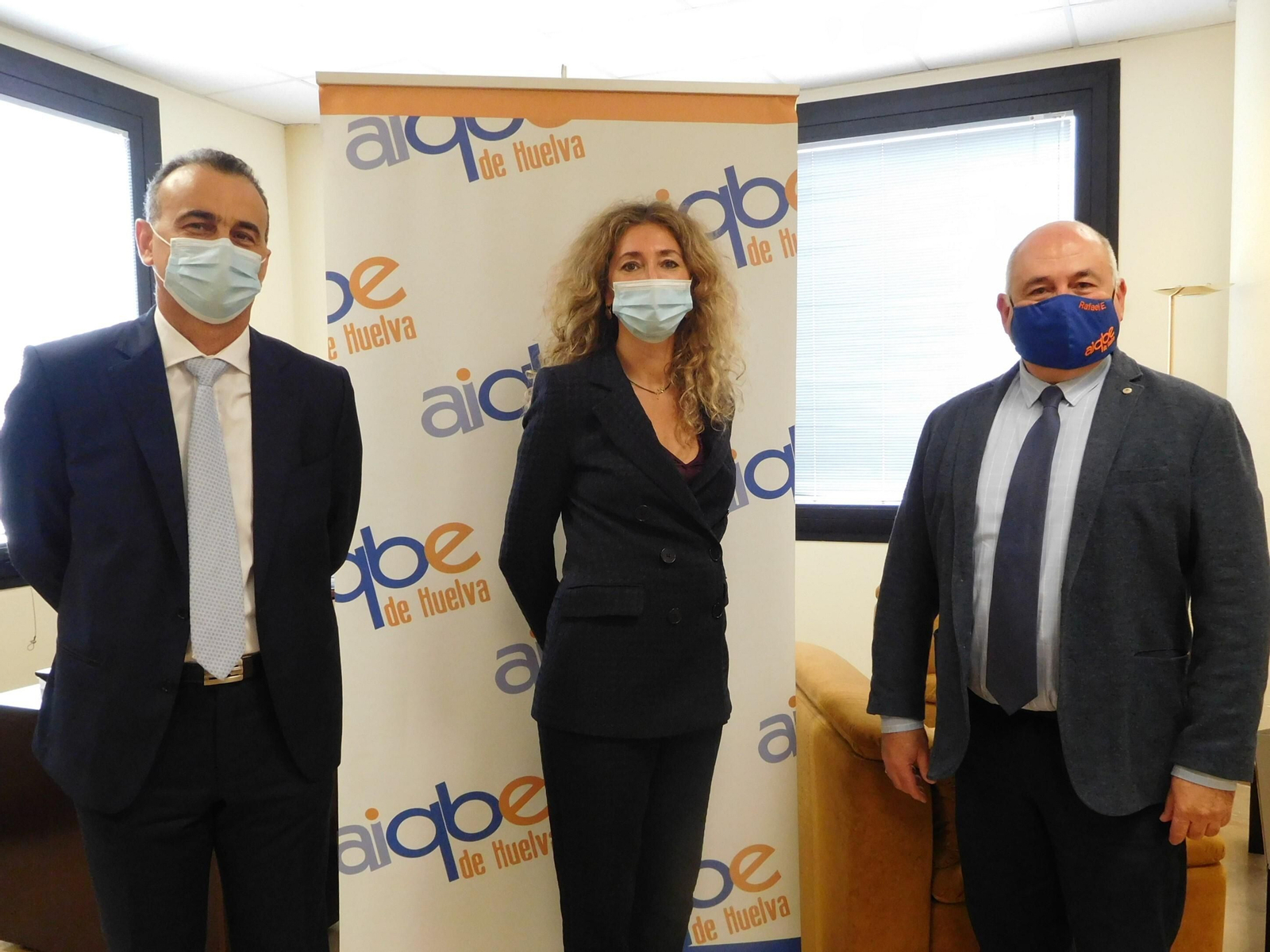 Representantes de las dos entidades tras la firma del acuerdo.