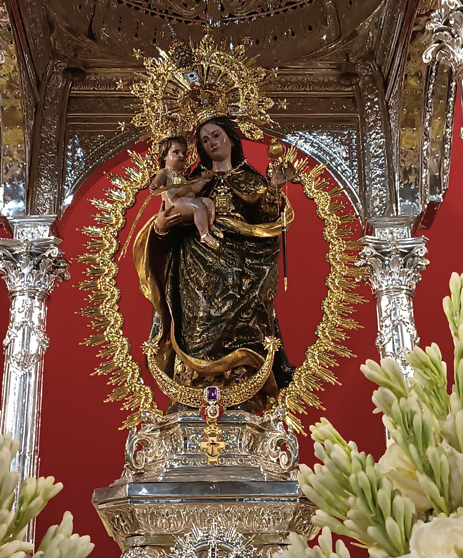 La Virgen de la Cinta luce la cruz cocnedida por la Armada en su peana de plata.