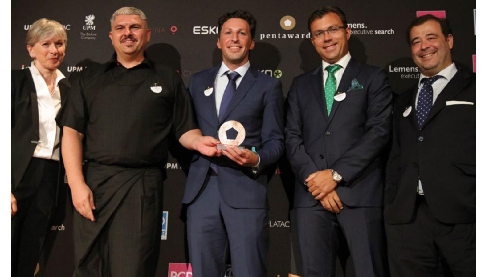 Representantes de La Boîte y Carnes Desiderio en la entrega del reconocimiento en Nueva York.