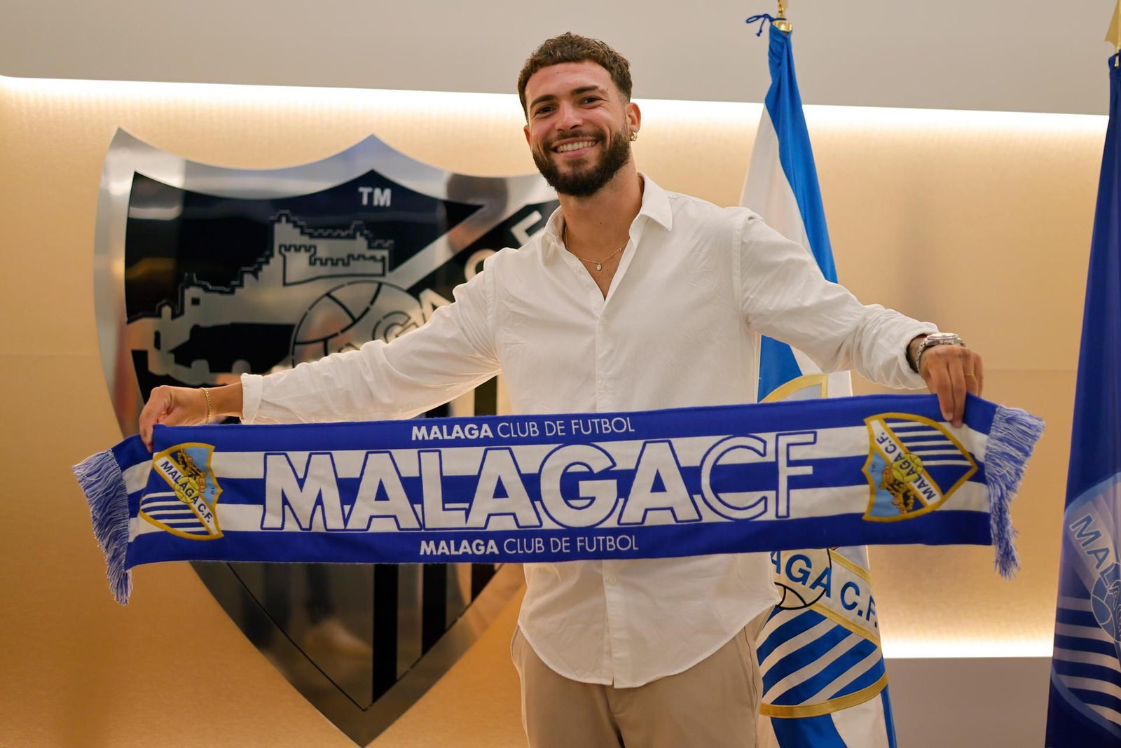 Dani Sáncez posa tras firmar su contrato