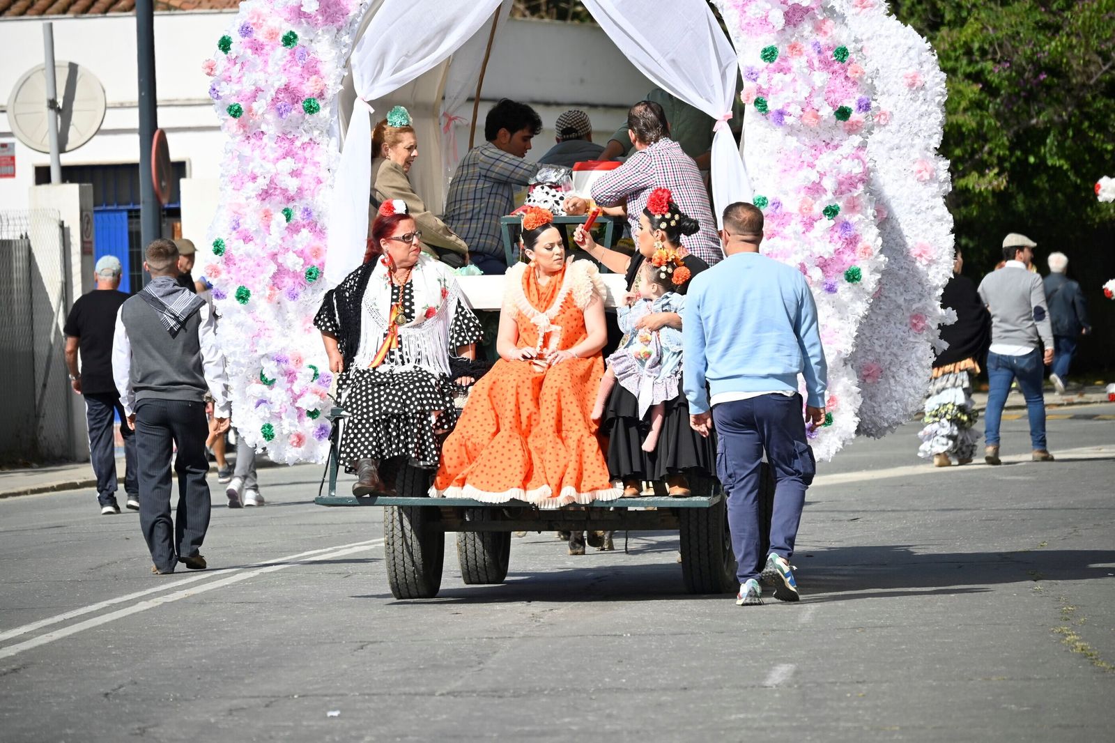 Imágenes de los peregrinos de la Hermandad de Emigrantes en su salida por las calles de Huelva