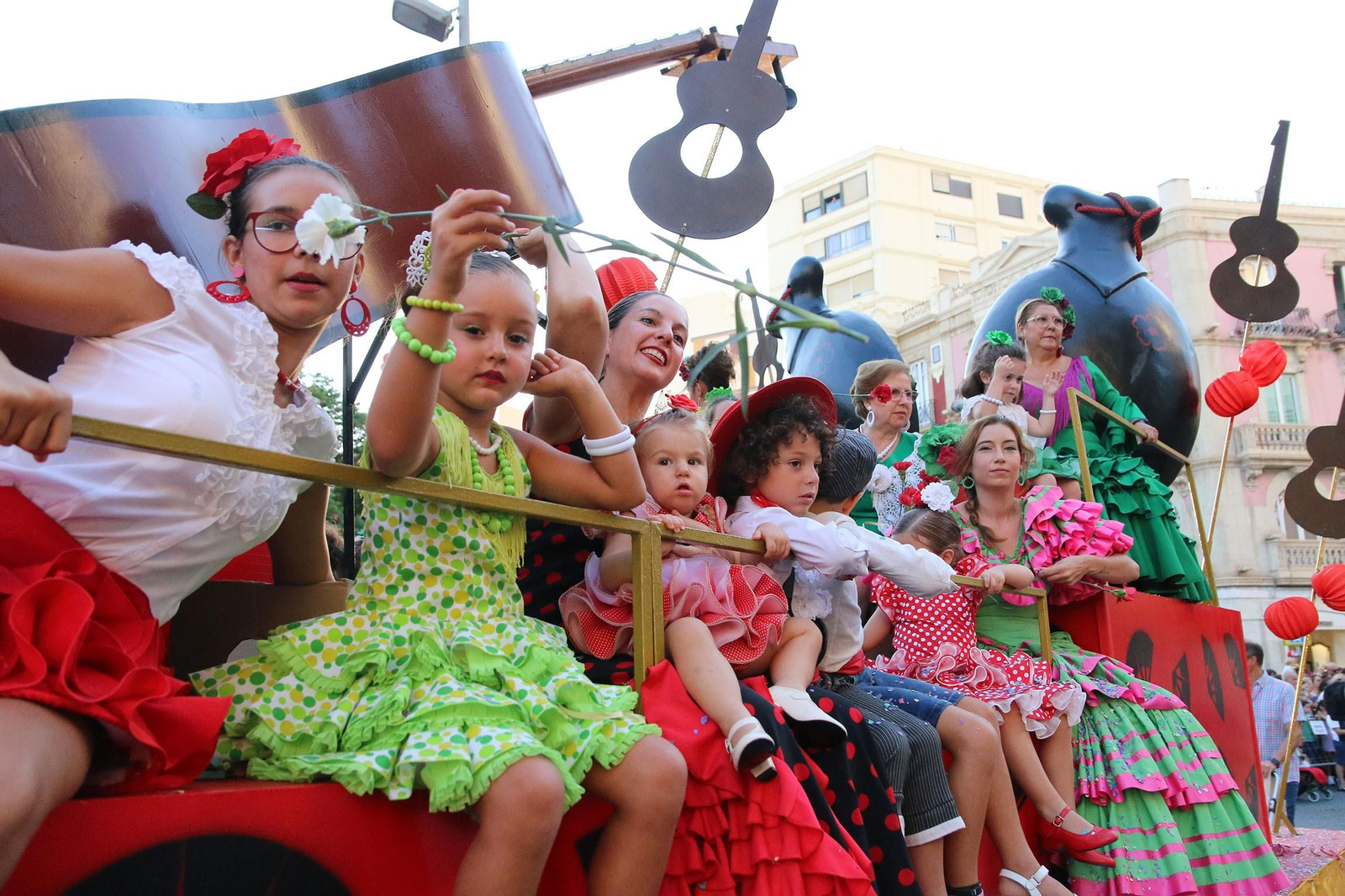La Batalla de las Flores ha regresado inundando Almería de claveles