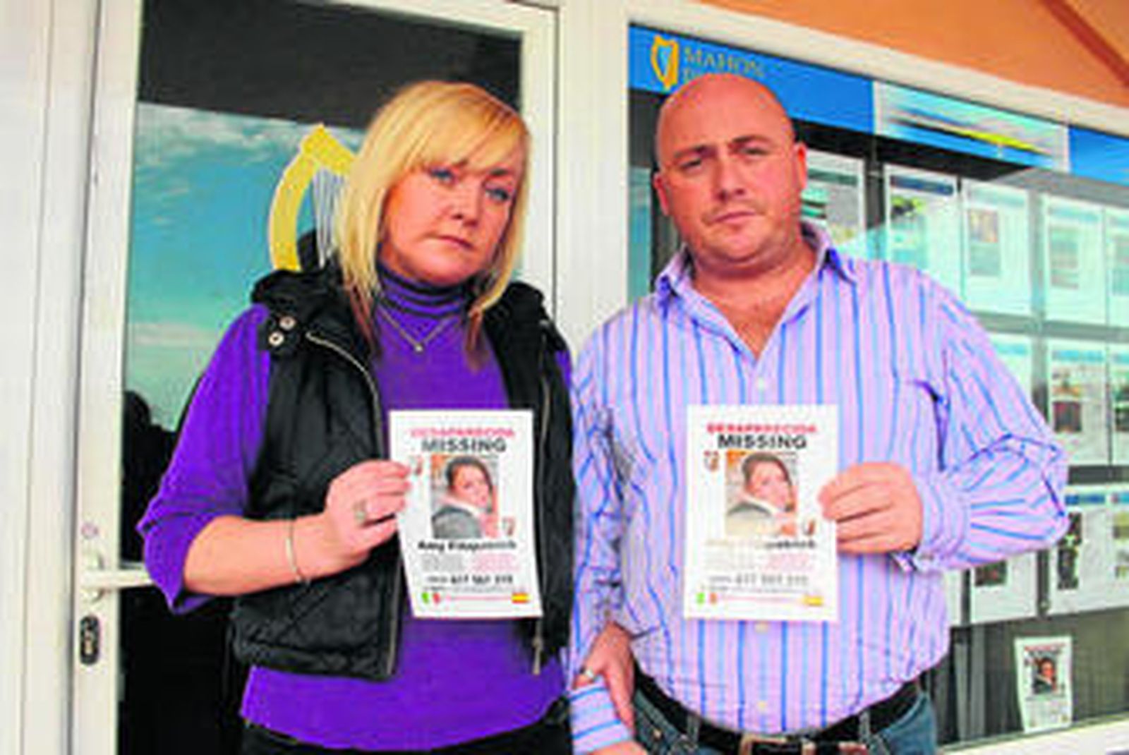 La madre de Amy Fitzpatrick, junto a su pareja, muestran los carteles con el retrato de la niña desaparecida.