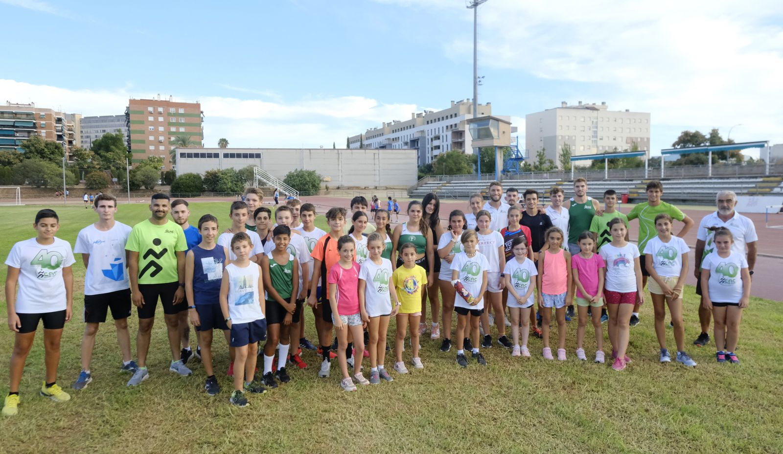 Los atletas y cuerpo técnico del CAC en El Fontanar.