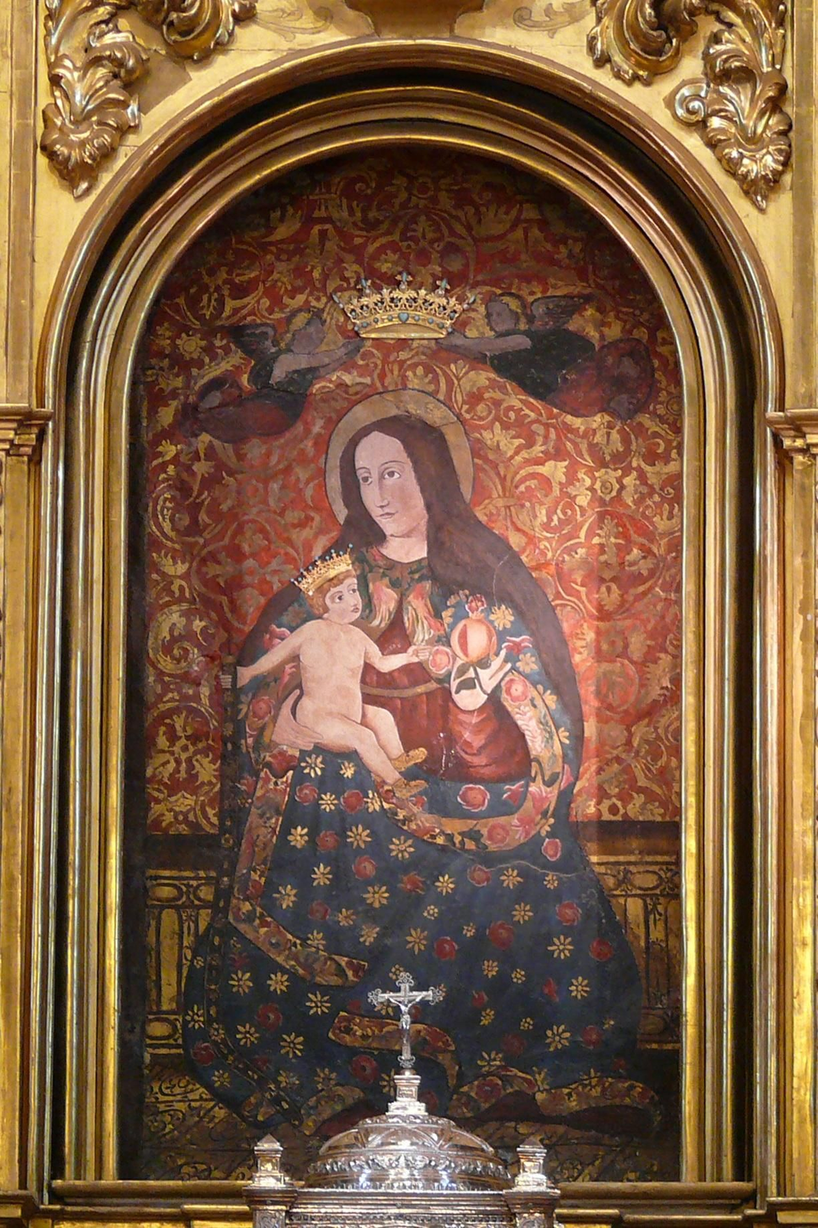 Virgen de la Cinta en su icona mural del santuario del Conquero.