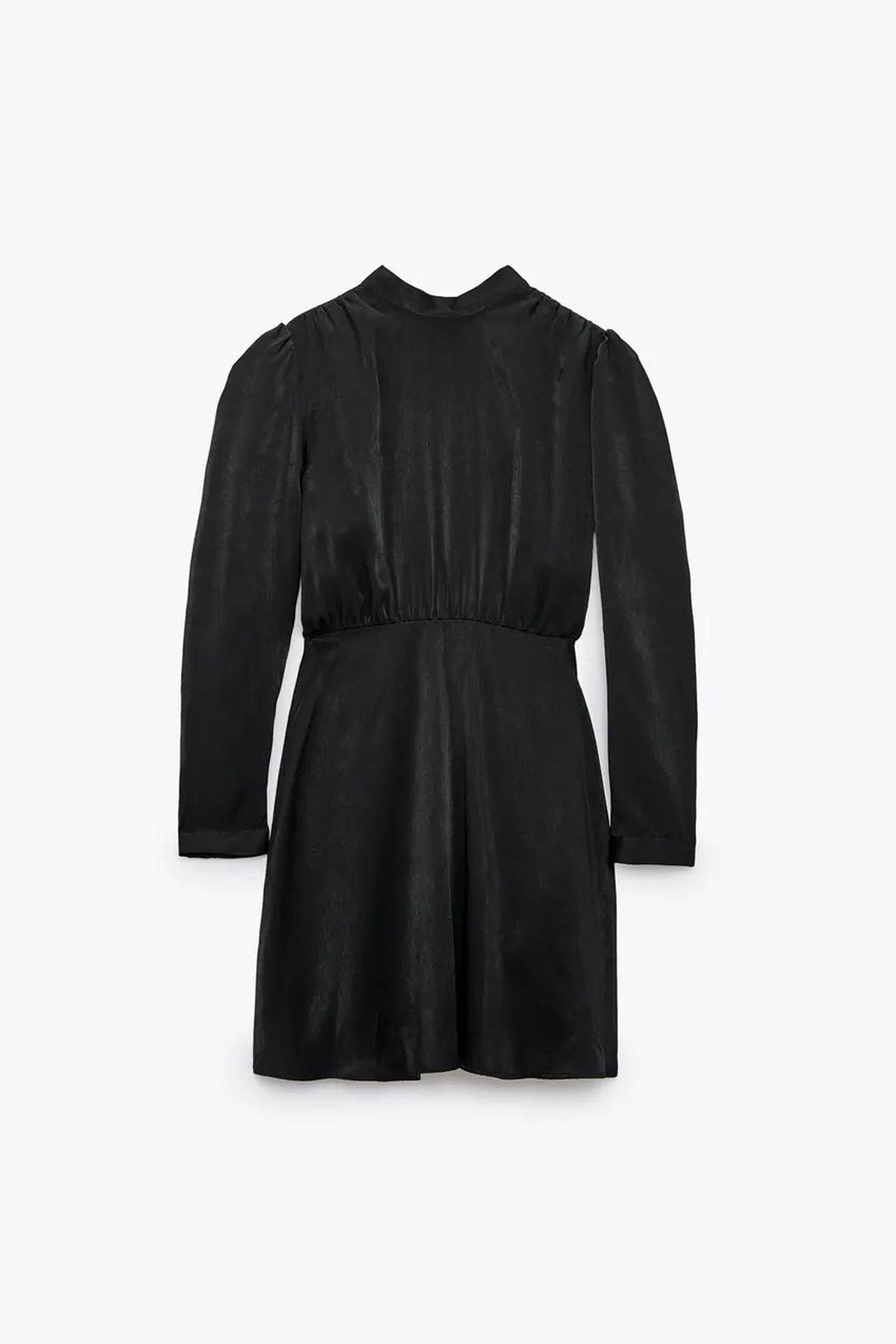 Vestido mini satinado de Zara.