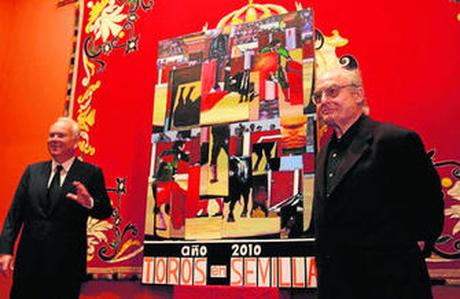 Luis Gordillo (derecha) presenta el cartel junto al teniente de hermano mayor de la Real Maestranza, Alfonso Guajardo-Fajardo.