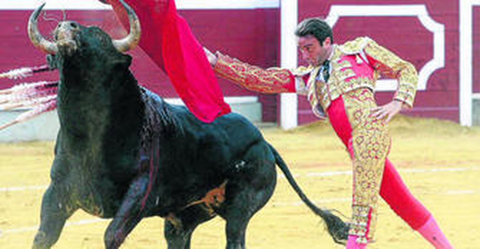 El diestro Enrique Ponce remata con un pase de pecho en una de las series a su primero de la tarde, ayer en Soria.