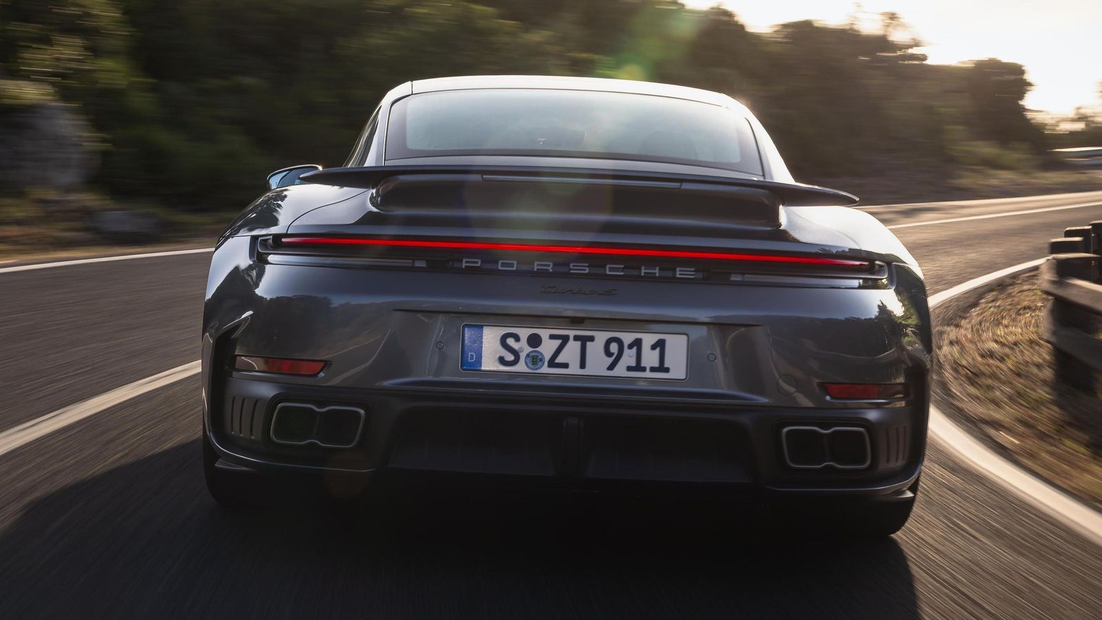 El imponente alerón trasero se convierte en uno de los elementos que caracterizan la imagen de los Porsche 911 Turbo S.
