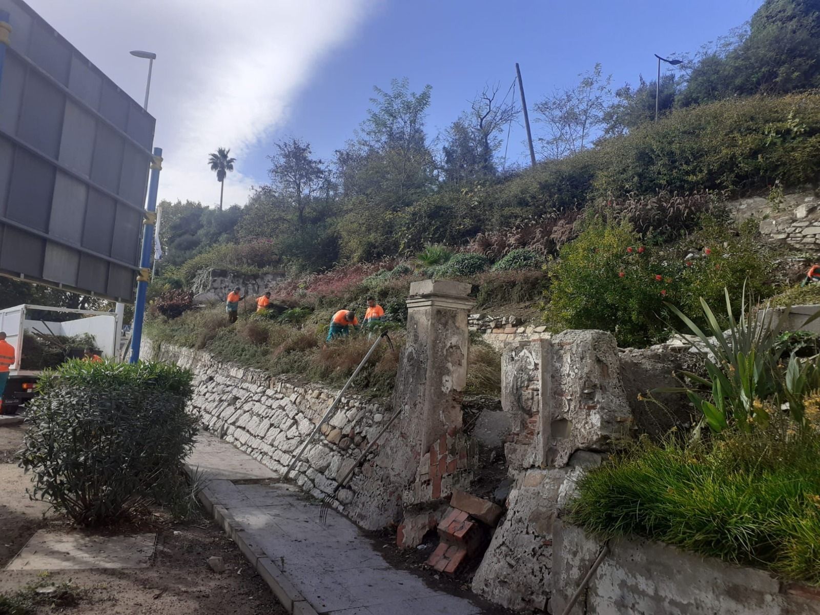 Trabajo en el talud del Paseo de la Conferencia.
