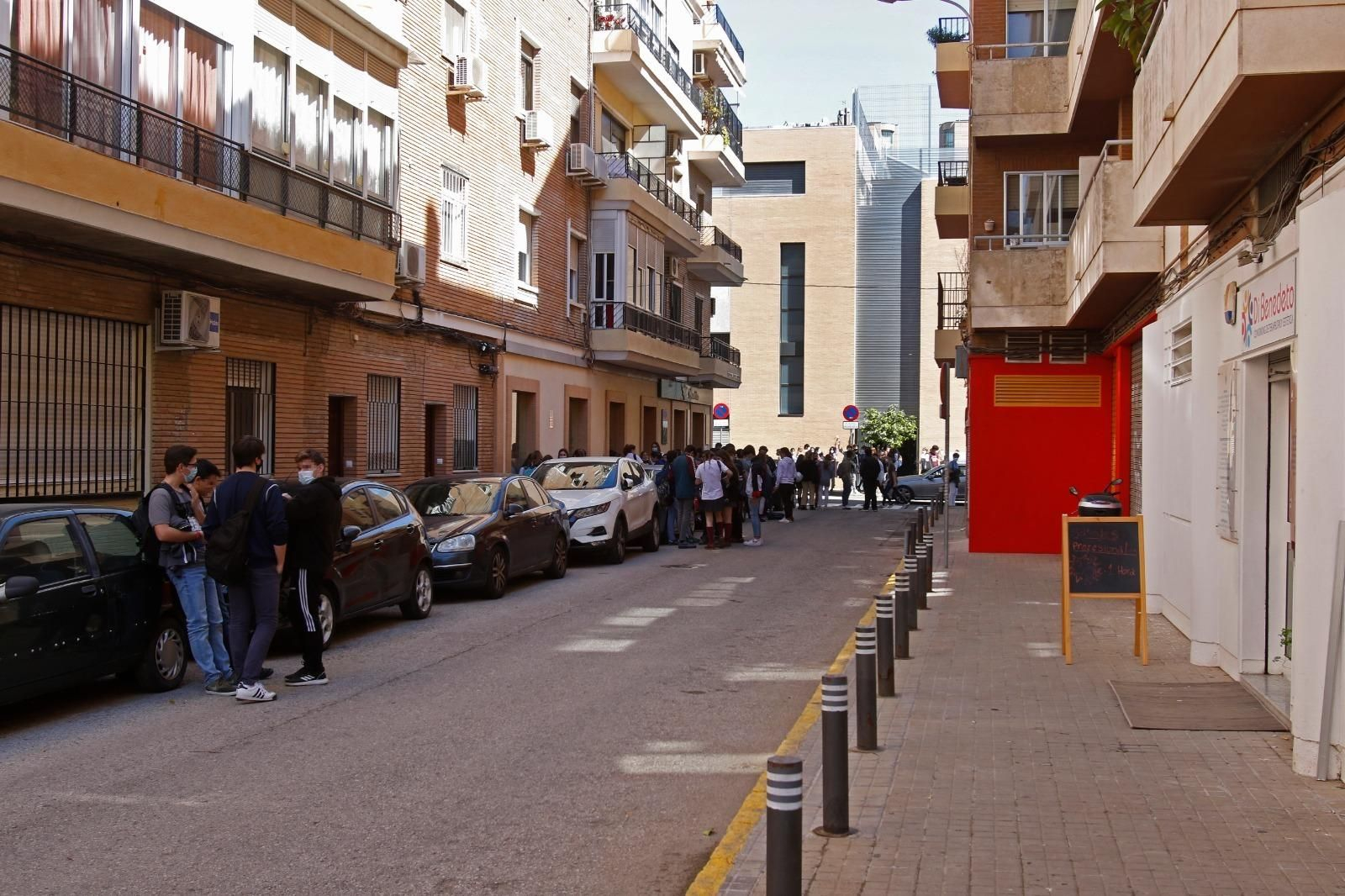 El tramo de calle que será rotulado como Padre Isaac con el colegio de los Padres Blancos al fondo.