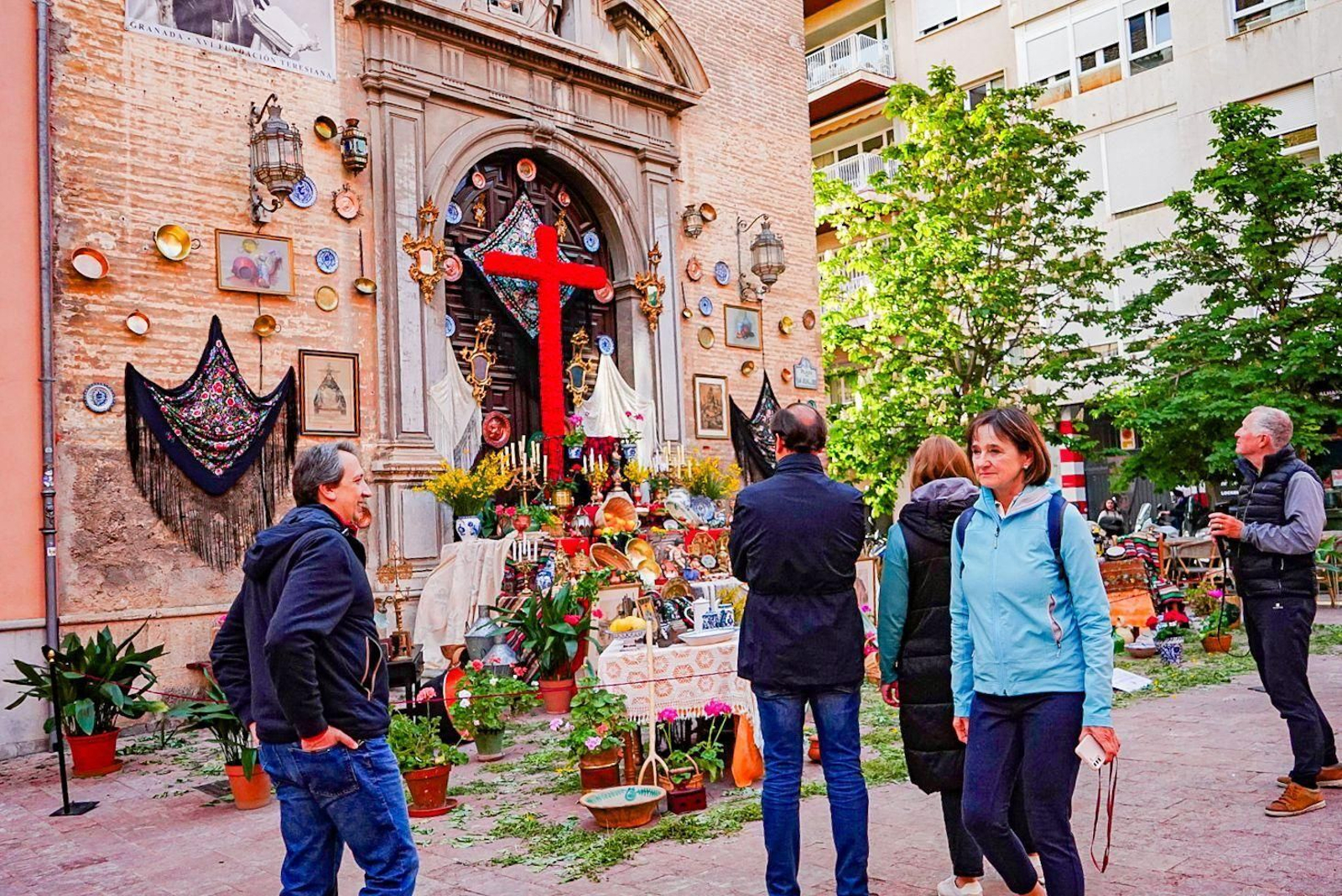 Granada ya vive las Cruces desde el día de antes: las mejores fotos