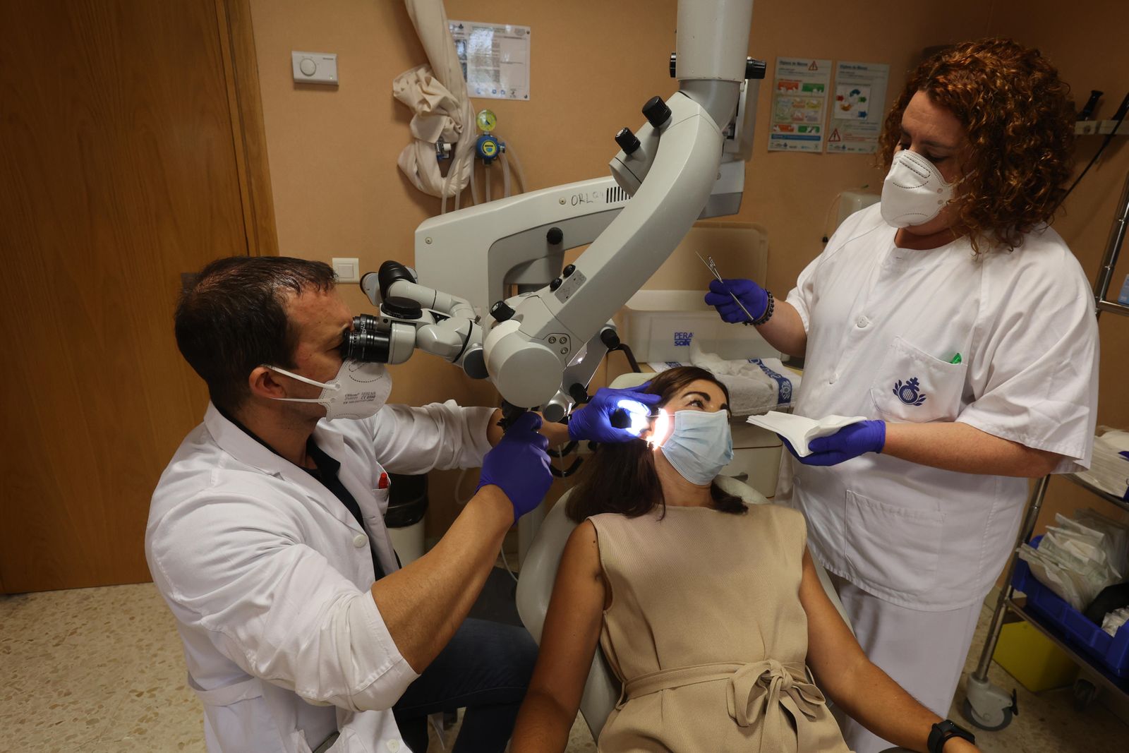 Una paciente se somete a una prueba en el servicio de Otorrino del Hospital San Juan de Dios del Alajarafe.