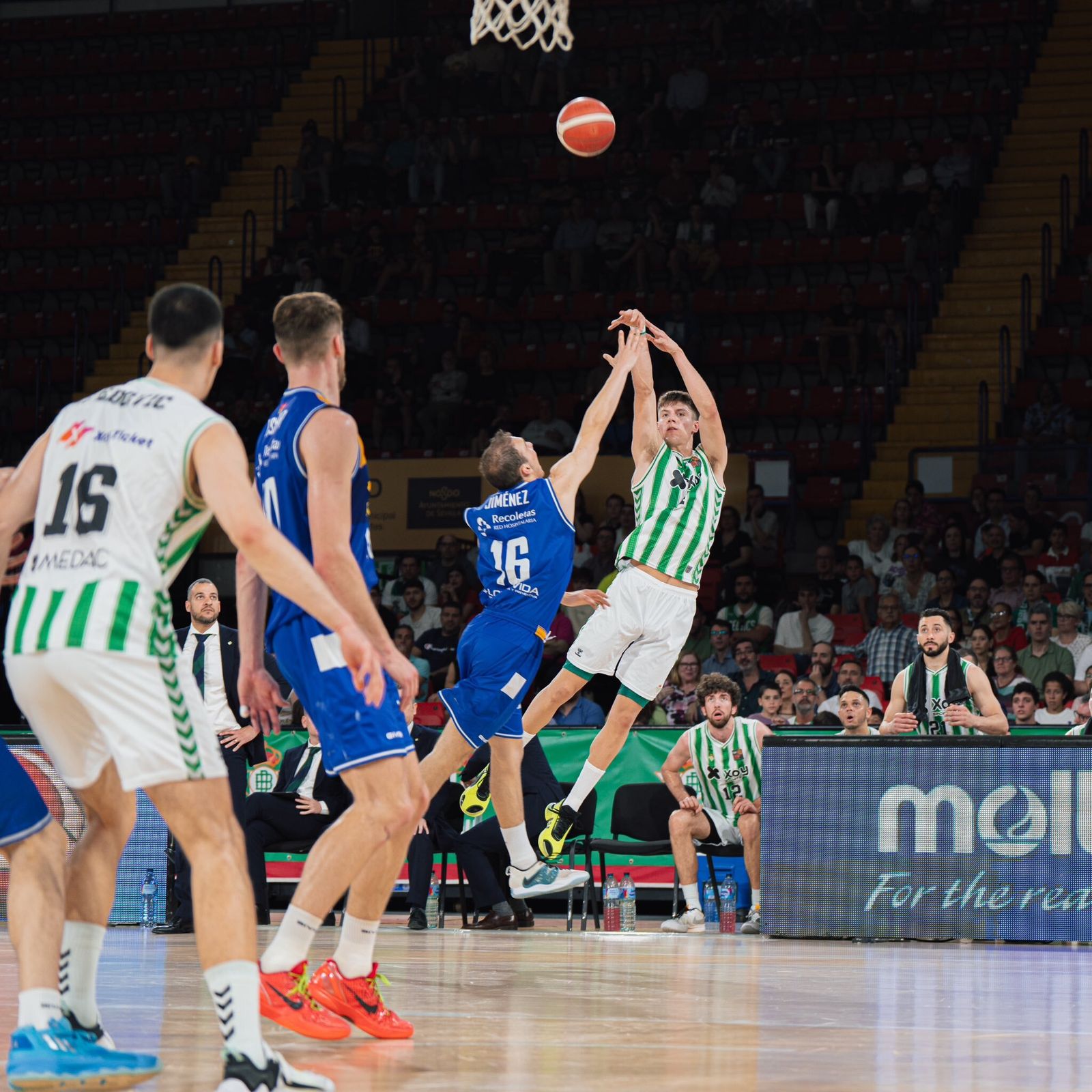 Joaquín Rodríguez lanza un triple en el partido contra el San Pablo Burgos.