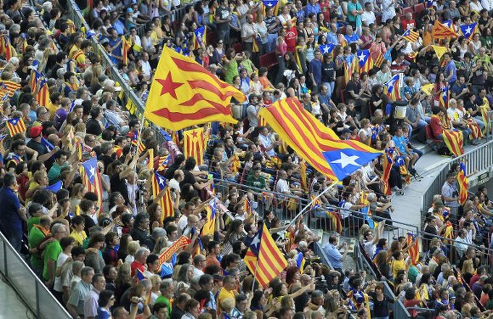 El Camp Nou vuelve a llenarse en favor del proceso soberanista de Cataluña