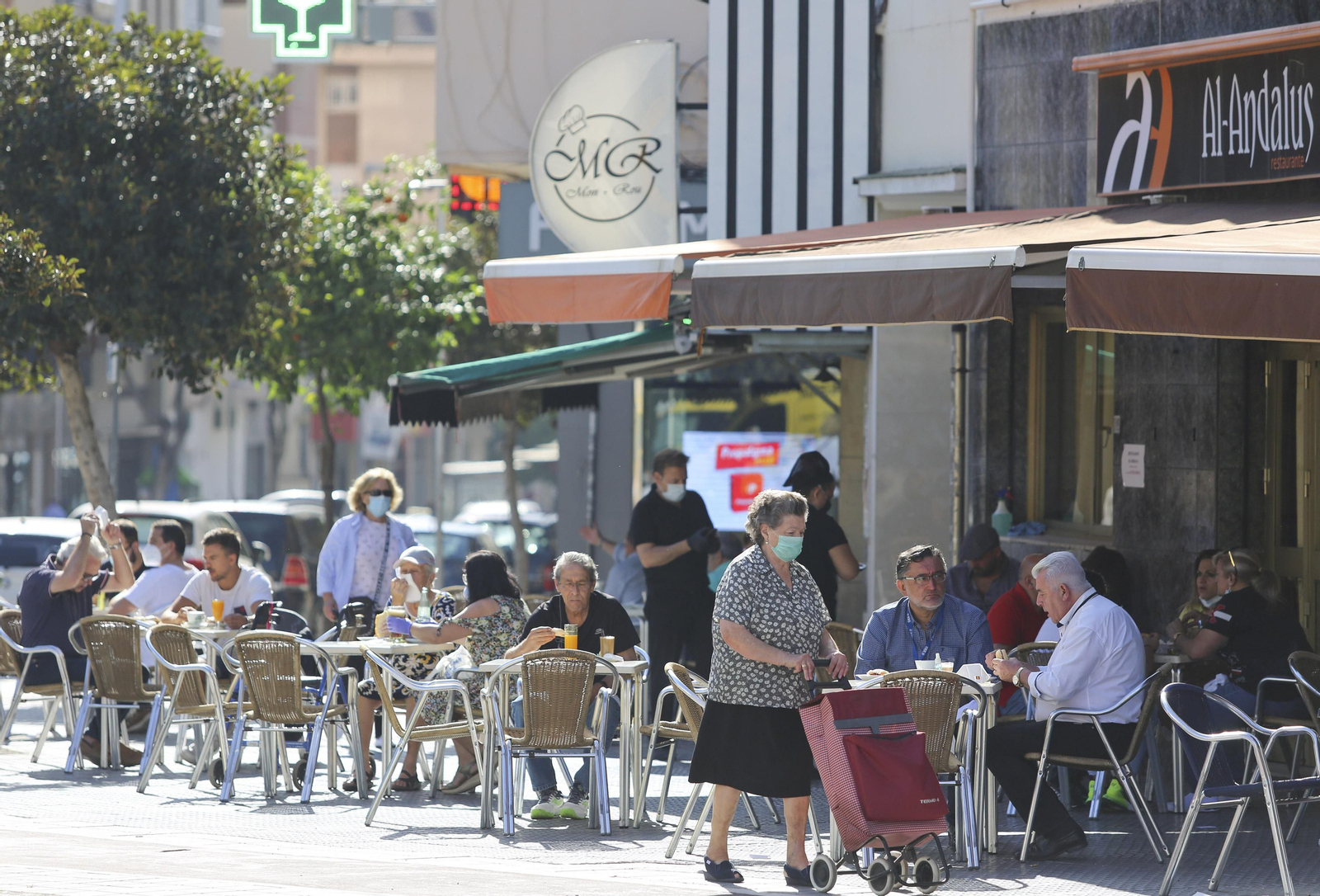 Personas desayunando en una terraza de Málaga. Personas desayunando en una terraza de Málaga.