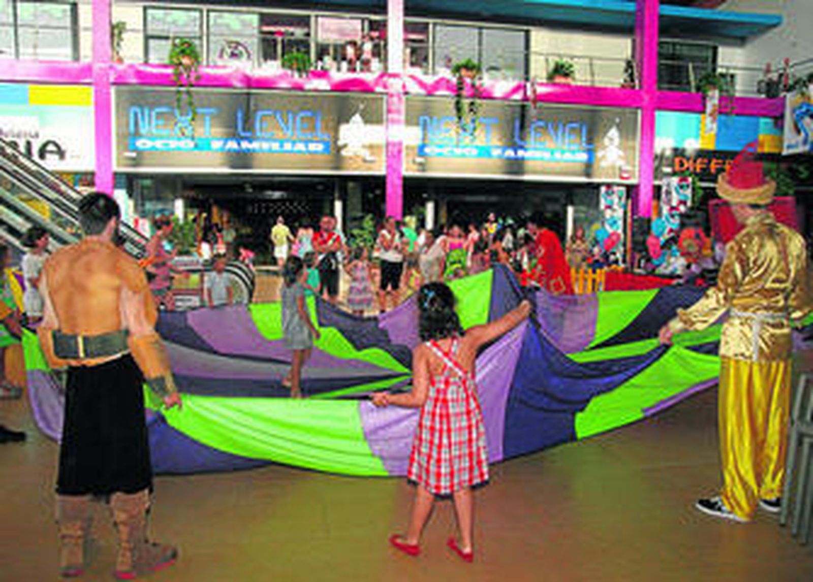 Una imagen del animado ambiente registrado ayer durante la inauguración de Next Level.