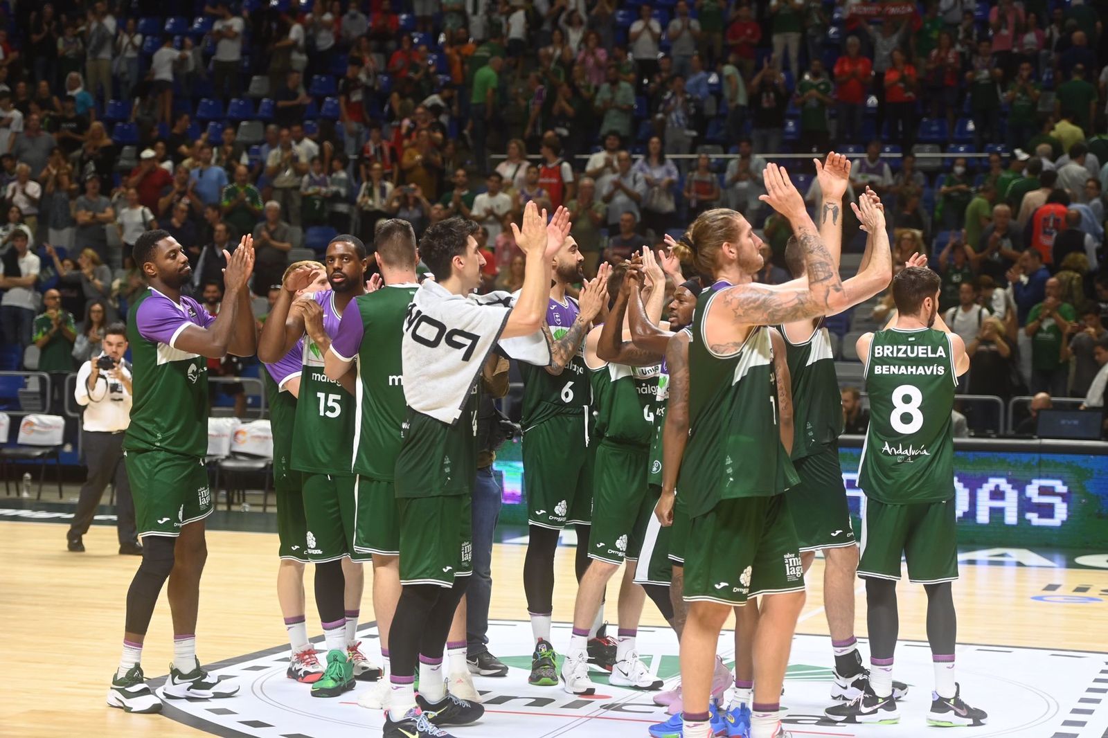 La plantilla aplaude a la grada tras la victoria ante Covirán Granada.
