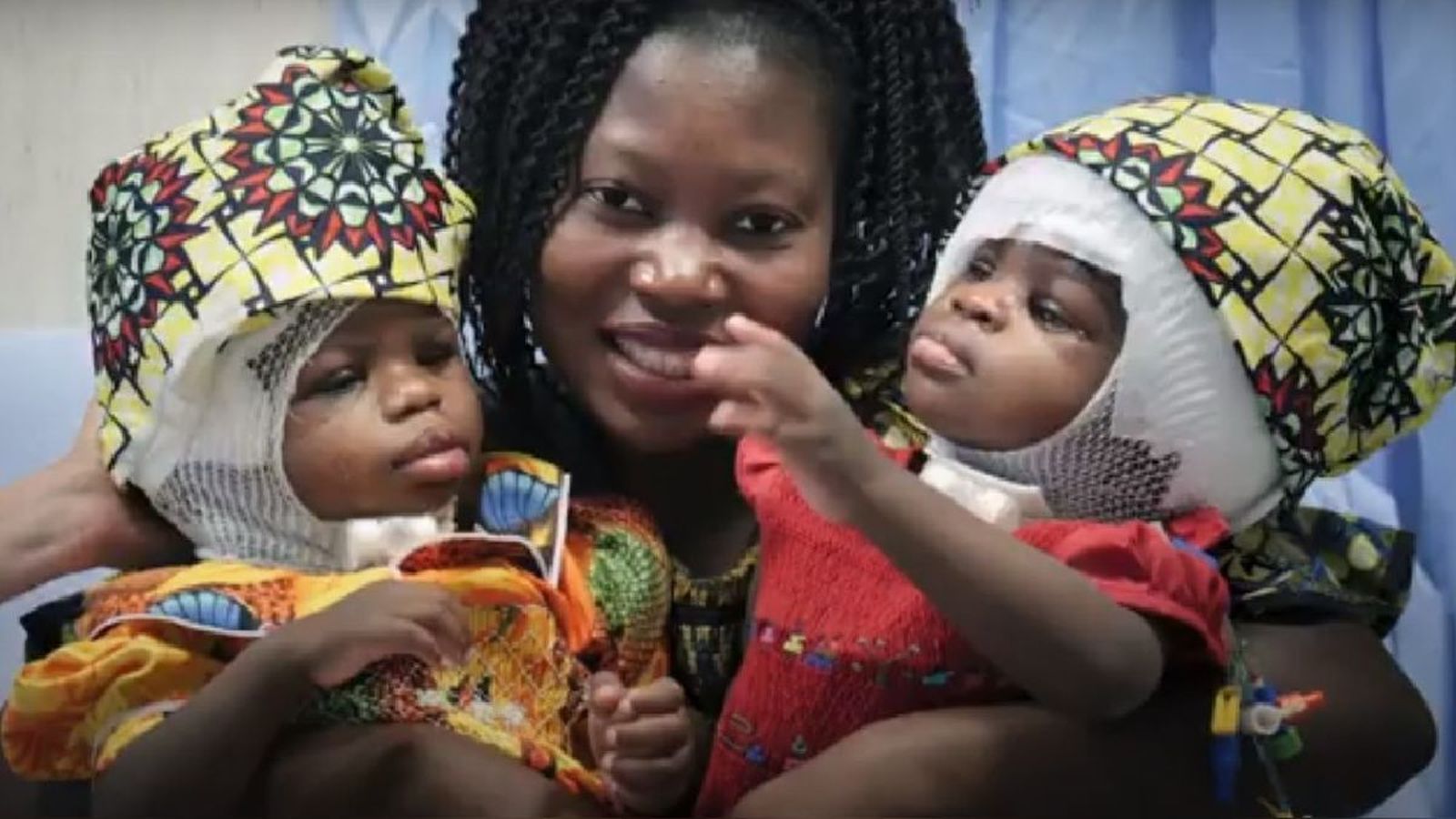 Ervina y Prefina junto a su madre.