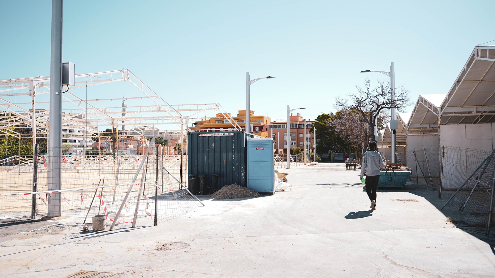 El parque de feria en Algeciras comienza cogiendo forma con el montaje de las casetas, en imágenes