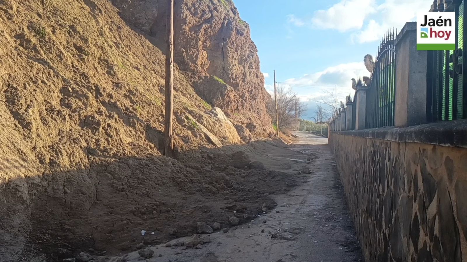 Desprendimientos junto a las viviendas en la Fuente del Realejo