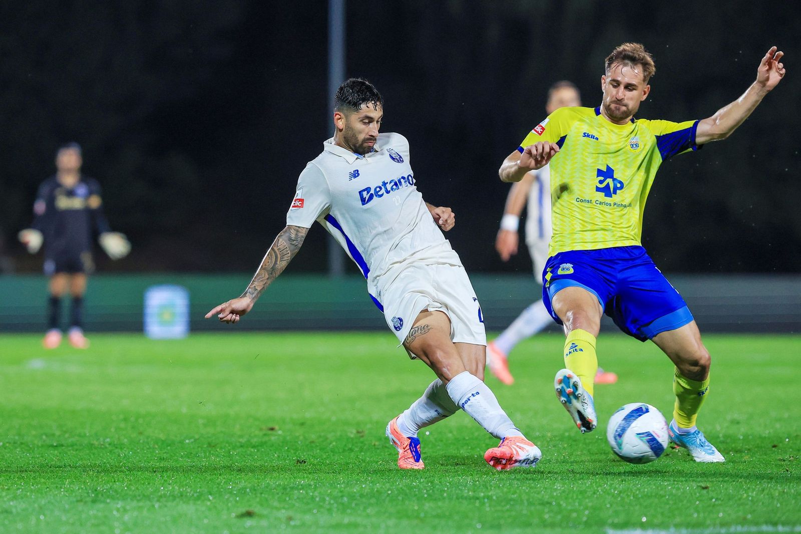 Ivan Barbero, uno de los jugadores almerienses en el fútbol portugués, trata de recupar un balón en un choque con el Arouca.