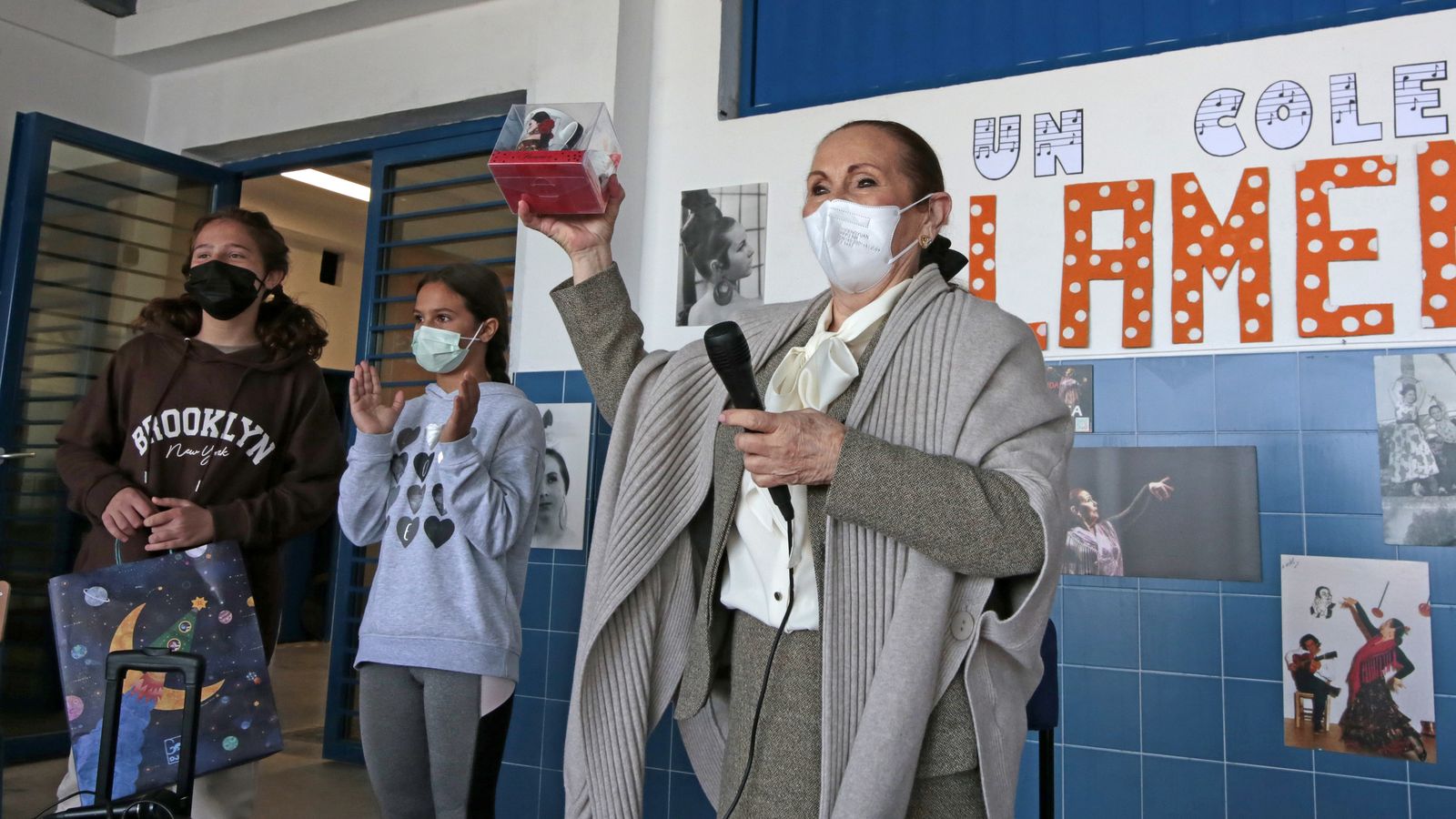 Angelita Gómez visita por el día del flamenco el colegio San Juan de Dios