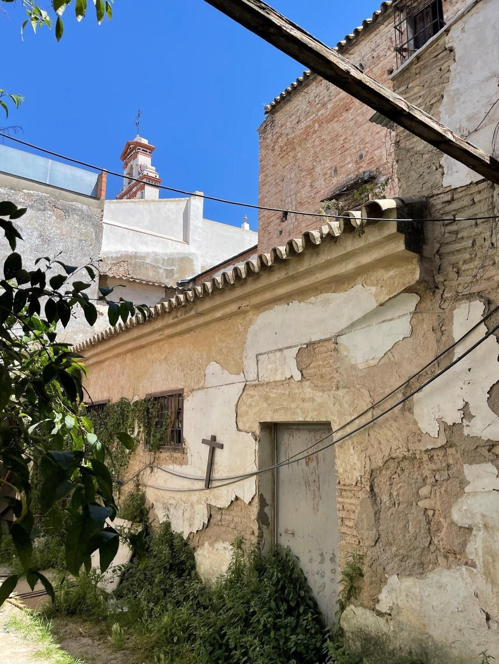 Vista parcial de la torre-celda prioral desde el patio de acceso a la puerta reglar.
