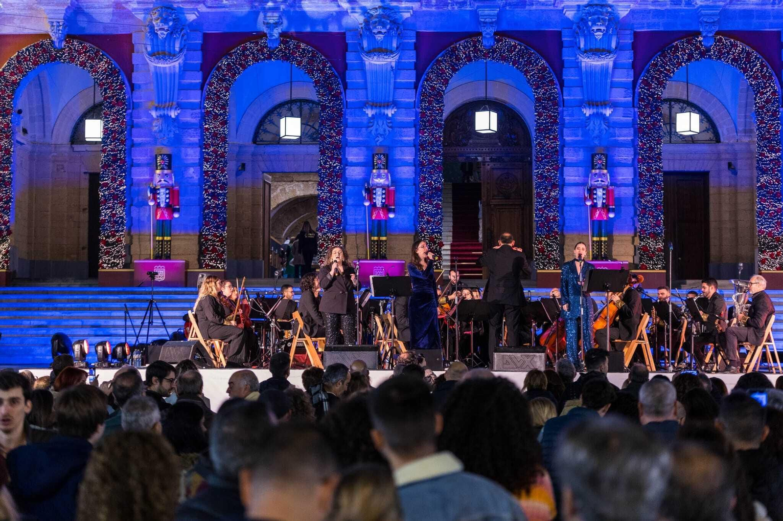 Las imágenes del concierto navideño de The Playbillers en la plaza del Rey de San Fernando