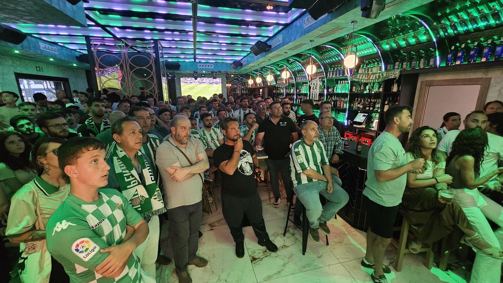 Así vivieron los béticos de Algeciras la final de la Conference League contra el Chelsea en el Botanic