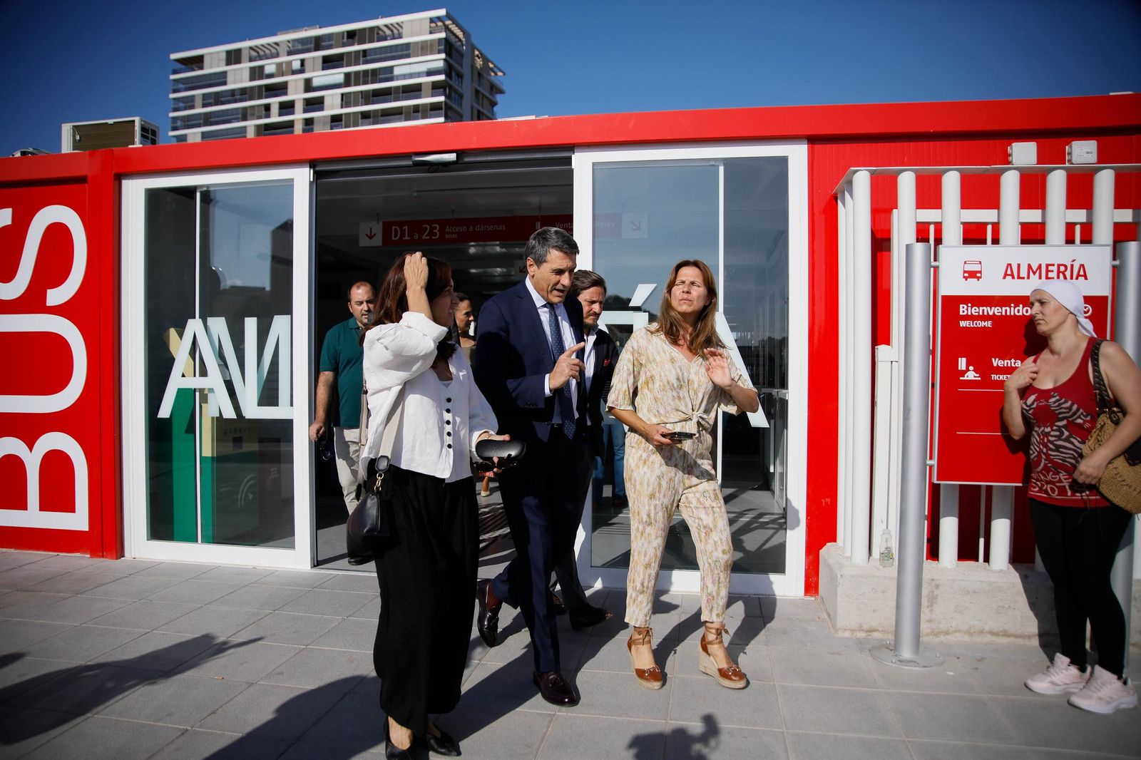 El delegado del Gobierno, Pedro Fernández, visita la estación histórica de Renfe en Almería, en imágenes